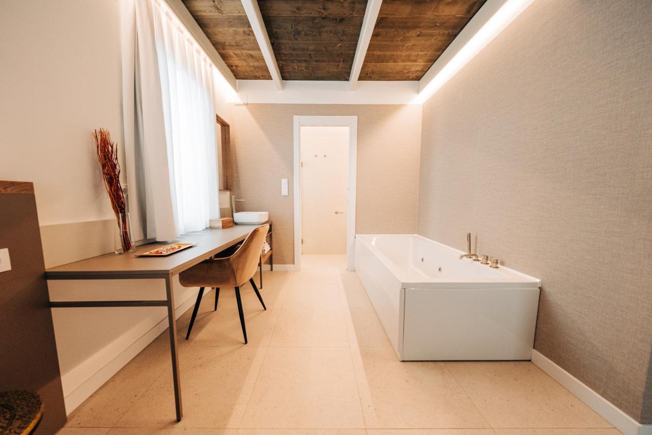Suite con bañera de hidromasaje y cama grande